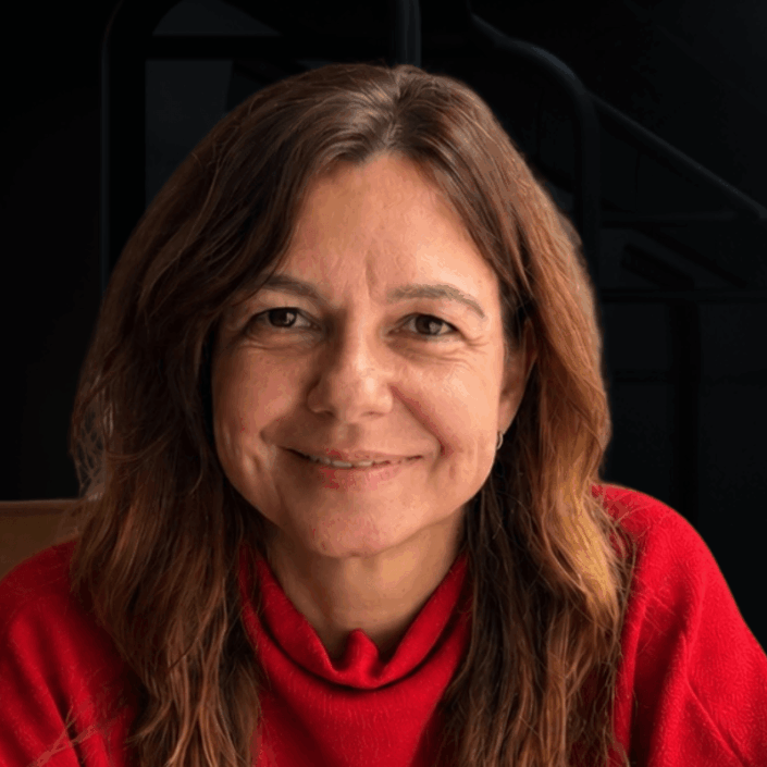 ADRIANA HACK é fundadora da Casa Mundo Latam e uma das principais referências em pesquisa qualitativa e análise de comportamento no Brasil. Há mais de 25 anos, atua na compreensão de movimentos culturais, hábitos de consumo e transformações sociais na América Latina, traduzindo dados e tendências em inteligência estratégica para marcas e organizações. Ao longo de sua trajetória, desenvolveu projetos para empresas como Coca-Cola, Natura, Nestlé, Ambev, L’Oréal, Diageo e Raízen.