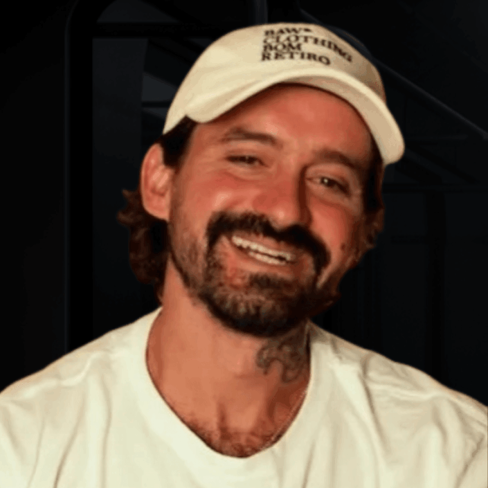 BRUNO KARRA é cofundador da BAW, uma das marcas de streetwear mais relevantes do Brasil. Criado no Bom Retiro, começou a trabalhar ainda jovem na confecção da família e acumulou experiências em empresas como Accenture, Disney e Câmara Brasil-China de Comércio. Em 2013, entrou na construção da BAW ao lado do irmão Lucas Karra, liderando principalmente as frentes de estratégia e negócios. Em 2021, a marca foi vendida para o Grupo Arezzo por R$ 105 milhões e, em 2024, recomprada pelos fundadores, dando início a uma nova fase de expansão e internacionalização.