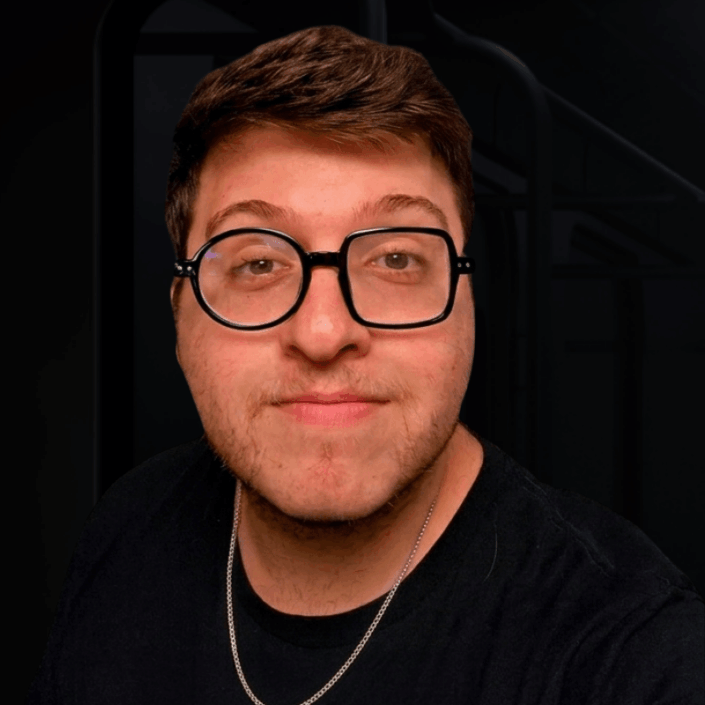CAIO SPOSITO é sócio e gerente de Inovação do Escape 60', a marca pioneira em jogos de fuga no Brasil. Com mais de uma década de história na empresa e MBA em Gestão de Projetos pela FGV, iniciou sua trajetória como estagiário, passou a ser Game Master, crescendo junto com a empresa se tornando gerente e sócio. Hoje, lidera equipes no desenvolvimento de experiências imersivas, alinhando visão estratégica, gestão humana e paixão por games. Sua criatividade e experiência em gerenciamento é fundamental para a criação das experiências únicas que fazem do Escape 60’ um líder no setor. Como gerente de inovação, ele une visão estratégica com amor por desafios e games, dirigindo equipes no desenvolvimento de salas e experiências marcantes, sempre entregando qualidade e superando expectativas.