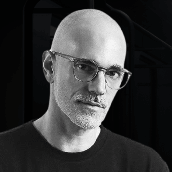 GUSTAVO ARBULU é fundador da OBSERVE®️, estúdio brasileiro de branding e design com atuação global. Grande defensor do poder da criatividade, sua carreira de 20 anos é marcada pelo trabalho com grandes marcas como COPAG, Porta dos Fundos, TAM, Rock in Rio, Natura, Casas Bahia, entre diversas outras. Suas palestras são um convite inspirador e bem humorado para a refletir sobre os aspectos que influenciam na construção de uma marca relevante em tempos onde tudo muda o tempo todo.