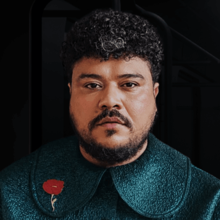 HEITOR CAETANO é criativo multiplataforma e Diretor Executivo de Criação da Gana, agência brasileira totalmente formada por profissionais negros. Também é co-presidente do Clube de Criação. Ao longo de sua carreira, atuou em diversas agências de publicidade do país e como Diretor Criativo e de Diversidade em projetos audiovisuais, contribuindo para a construção de narrativas mais representativas em projetos de entretenimento e branded content. É também criador e apresentador do Prisma Criativo, série de entrevistas em áudio e vídeo sobre as trajetórias de profissionais da criatividade, que em sua primeira temporada destacou profissionais LGBTQIAPN+ da indústria criativa brasileira. Em 2022, em reconhecimento ao seu trabalho criativo, foi nomeado Embaixador Criativo do CC:DC, representando a América Latina no Cannes Lions International Festival of Creativity. Em 2025, criou DESCOBERTO, projeto musical e visual que explora suas vivências como pessoa negra e queer.