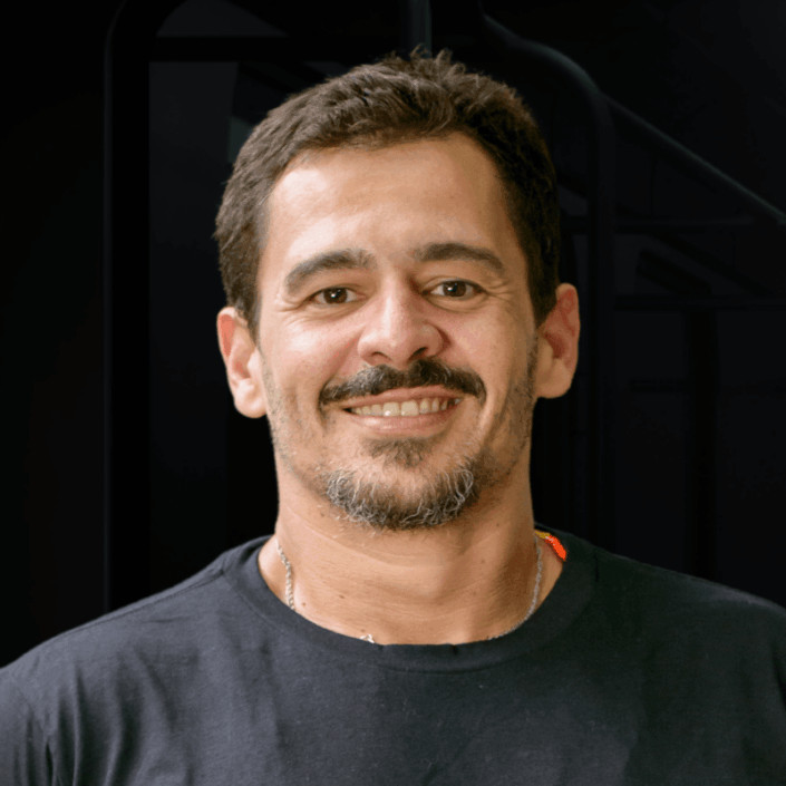 JOSÉ SORIANO é graduado em Administração de Comércio Exterior pela Universidade Paulista e em Marketing pela Universidade Anhembi Morumbi. Atualmente, é Coordenador de Relacionamento & Marca na Air Branding, onde lidera projetos de relacionamento e iniciativas especiais na América Latina. Atua na área de comunicação e estratégia de marca empregadora e, ao longo de sua trajetória na empresa, participou de projetos de EVP e Personas para marcas como Suzano e de projetos regionais para clientes como PepsiCo. Também possui experiência em projetos de EVP - Employee Value Proposition (Proposta de Valor ao Colaborador), com atuação em pesquisa, análise e construção de propostas de valor para colaboradores.