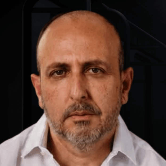 JUNIOR ROMA é consultor e estrategista político. Atua ao lado deprefeitos, empresários e líderes em momentos que exigem estratégia, comunicação e tomada de decisão. Sua trajetória reúne experiências na gestão pública, entre elas a atuação como primeiro Diretor de Inovação da Prefeitura de Campinas. É professor convidado de pós-graduação na PUC-Campinas, com formação pela FGV-SP, PUC-SP e USP. Transforma a leitura de cenários complexos em clareza, direção e resultado.