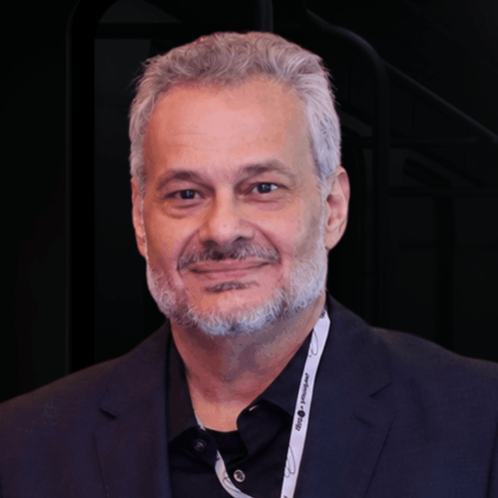 LEONARDO TRISTÃO é fundador e CEO da Performa_IT, estrategista digital, criador do conceito PACE (Programável, Acelerado, Cognitivo e Emergente) e integrante do Conselho de Administração da IMA (Informática de Municípios Associados). Com 30 anos de experiência em tecnologia, inovação e transformação digital, atua na convergência entre estratégia, inteligência artificial e negócios, apoiando empresas na adoção de novas tecnologias de forma prática e orientada à geração de valor.