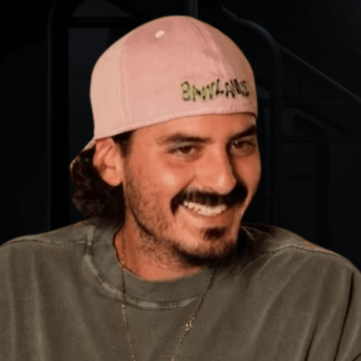 LUCAS KARRA é fundador e diretor criativo da BAW, uma das principais marcas de streetwear do Brasil. Formado em Design Gráfico pela FAAP, criado no Bom Retiro, cresceu imerso no universo têxtil e transformou sua paixão por criação e produto em uma trajetória marcada por personalidade e coragem no empreendedorismo. Ao lado do irmão Bruno Karra, construiu e consolidou a BAW no mercado brasileiro, em uma jornada que passou pela venda da marca para o Grupo Arezzo e, posteriormente, pela recompra do negócio pelos fundadores. Hoje, Lucas está à frente de uma nova fase da BAW, resgatando sua essência criativa e fortalecendo o posicionamento da marca na moda brasileira.