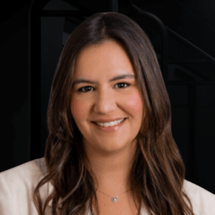 MICHAELA ERGAS é gerente de Pesquisa e Estratégia na TROIANO, é movida pela curiosidade sobre o comportamento humano e pela busca por transformar escuta em insights. Formada em Publicidade e Propaganda pela FAAP, construiu sua trajetória profissional com foco em estratégia de marcas, pesquisa e consumer insights, área em que atua há quase 10 anos. Cantora e compositora também, combina olhar estratégico e sensibilidade criativa na construção de marcas e histórias relevantes.