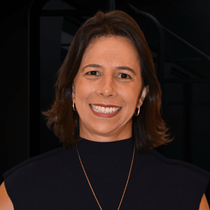 MÔNICA ESPERIDIÃO já desenvolveu iniciativas para o fortalecimento da liderança feminina na indústria do esporte, como a LWF Academy e o Female Leaders Program do World Football Summit. É graduada em Administração de Empresas (Mackenzie), com Pós-Graduação em Gestão Esportiva (Anhembi Morumbi) e com um Master em Marketing Esportivo (Escuela Universitária Real Madrid - Universidad Europea). Tem mais de 18 anos em marketing esportivo, com passagens por 2 Copas do Mundo masculina e 1 feminina, 2 Jogos Olímpicos e mais de 160 eventos organizados em diferentes países. Especialista em esportes femininos, igualdade de gênero e estratégia de patrocínio, Mônica já atuou com projetos em modalidades como futebol, handebol, tênis, golfe, basquete e vôlei, além de ter tido experiência em 3 lados: empresas, clube e agência no Brasil e na Espanha. Ex-atleta de handebol por 20 anos, ela une vivência de campo à visão estratégica de mercado.