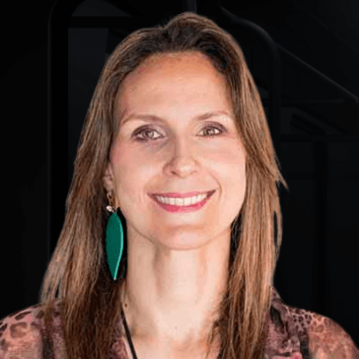 PATRICIA CAMPINAS possui graduação em Desenho Industrial pela Universidade Presbiteriana Mackenzie, especialização em Fundamentos da Cultura e das Arte pela UNESP e mestrado pelo programa de Pós-Graduação em Meios e Processos Audiovisuais, da ECA-USP. Atualmente é docente nos cursos de graduação da Faculdade Paulus de Tecnologia e Comunicação. Previamente atuou em algumas vertentes da área de Desenho Industrial, como Design Gráfico, direção e assistência de Arte, design têxtil, ilustração, concept art e character desing para animações. Trabalha desde 2010 com parte de pré-produção em animação atuando como freelancer, desenvolvendo ilustrações, storyboards e personagens para filmes publicitários e educativos.