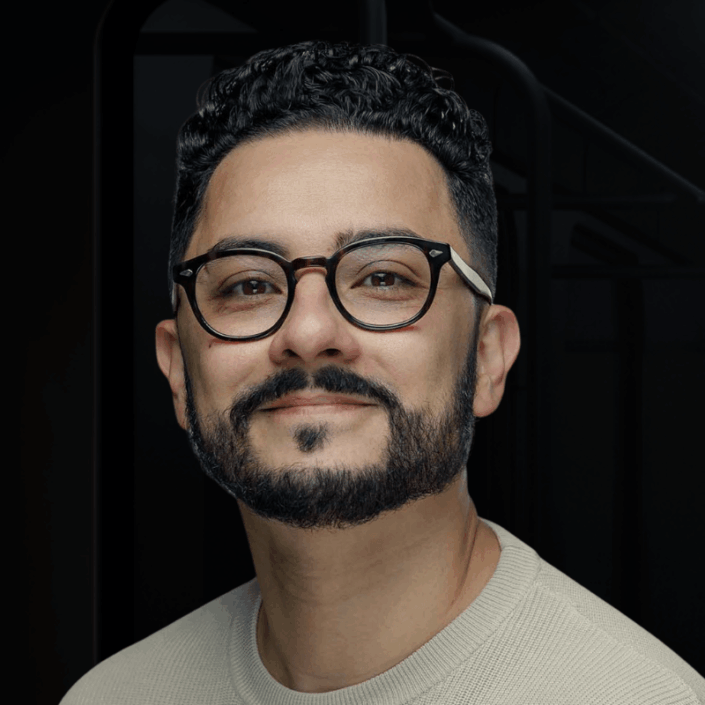 RAFAEL ZIGGY é CCO da Galeria onde lidera o time criativo para marcas como McDonald’s, Havaianas, Itaú e Vivo. Já atuou como liderança criativa de outras agências como Africa, DPZ&T, Droga5 e SOKO, agência que liderou por mais de 5 anos conduzindo da 16ª posição para o top 5 de agências mais criativas do país. Ziggy já foi indicado ao Prêmio Caboré como profissional de criação e conquistou diversas premiações de destaque incluindo Grand Prix no Cannes Lions e vários reconhecimentos no Effie Awards, Festival do Clube de Criação, Profissionais do Ano, One Show, D&AD e Clio Awards.