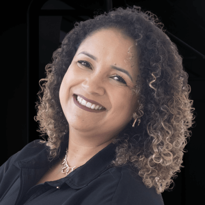 SINDY VIEIRA é palestrante, terapeuta integrativa e especialista em desenvolvimento humano, inteligência emocional e carreira. Pós-graduada em Psicologia e Coaching, atua com desenvolvimento profissional e comportamento, abordando temas relacionados à carreira, escolhas, posicionamento e liderança.