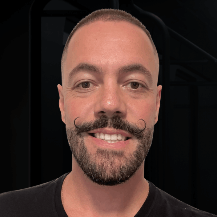 THIAGO MADRUGA é Diretor de Vendas e Trade Marketing na Paramount Pictures com mais de 20 anos de experiência em serviços e varejo de entretenimento, atuando no Brasil e América Latina. Mestre em administração com especialização em trade marketing, doutorando em administração com foco em marketing internacional. Professor na ESPM, autor de artigos sobre trade marketing, merchandising e comportamento do consumidor, e palestrante em eventos de negócios e marketing.