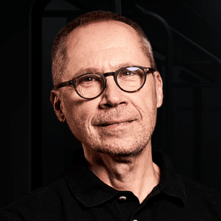 ULISSES ZAMBONI atua, há 44 anos, em agências de Publicidade, Relações Públicas e Imprensa, sempre na interseção entre marketing, comunicação e estratégia de marca, tendo o comportamento do consumidor como sua principal especialidade. Ao longo de sua carreira, trabalhou com centenas de empresas nacionais e internacionais — no Brasil e no exterior — focando na criação, gestão e reposicionamento de marcas e negócios. Seu método de trabalho combina economia comportamental, analisando os vieses que influenciam a tomada de decisão, com uma sólida formação em psicanálise. Essa união permite aprofundar a compreensão das dimensões emocionais, simbólicas e inconscientes presentes nos vínculos entre pessoas, marcas e organizações.