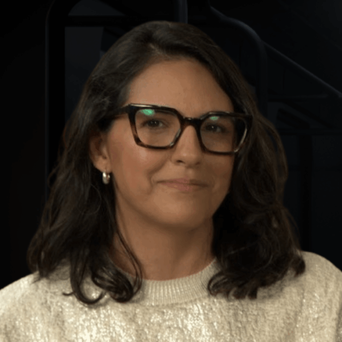 ANA PAULA PASSARELLI é fundadora e CEO da Brunch, agência creator-first signatária do Pacto Global da ONU, e pioneira da creator economy no Brasil. Conhecida no mercado como Passa, acumula quase duas décadas de atuação na consolidação do marketing de influência no país, dedicando-se ao desenvolvimento de modelos de negócios digitais sustentáveis e à promoção das melhores práticas para a publicidade nacional. Mestra em Comunicação e Semiótica pela PUC-SP e docente na FAAP, construiu uma trajetória diversa que alia a pesquisa acadêmica sobre questões de gênero à liderança executiva em startups, empresas familiares e multinacionais. Essa bagagem permitiu identificar a oportunidade de criar uma agência focada na profissionalização da carreira dos creators e no impacto positivo do ecossistema digital. É a primeira mulher a assumir a presidência do SINAPRO-SP (Sindicato das Agências de Propaganda do Estado de São Paulo). Reconhecida como uma das profissionais de marketing de influência mais admiradas do Brasil pelo estudo SCOPEN, Passa foi indicada ao Prêmio Caboré em 2025, na categoria Profissional de Inovação e homenageada como Profissional do Ano pelo Prêmio Share. À frente da Brunch, continua a impulsionar o mercado publicitário e a inspirar uma nova geração de comunicadores e empreendedores com foco em inovação.