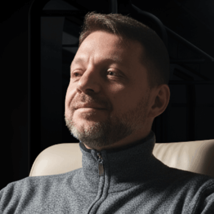 FELIPE ROSA é empreendedor com mais de duas décadas de trajetória em tecnologia, inovação e negócios. Arquiteto de Autoridade Digital e especialista em Inteligência Artificial, combina vivência executiva prática com certificações por MIT e Harvard. Fundador da Autoridade.AI, atua na intersecção entre novas tecnologias, estratégia de posicionamento e produtividade, preparando talentos e lideranças para o futuro do mercado de trabalho.