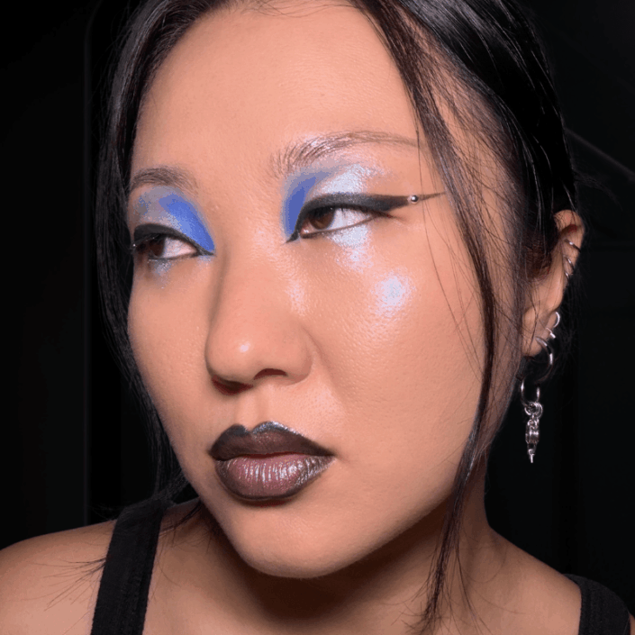 GABRIELA AHN é maquiadora e criadora de conteúdo focada em beleza, com um olhar que transita entre a maquiagem, o skincare e a nail art. Com uma trajetória marcada pela valorização da diversidade e da identidade, Gabi utiliza a beleza como um território de liberdade criativa e autoexpressão. Filha de imigrantes coreanos, Gabriela construiu sua percepção estética entre duas culturas, o que a tornou referência na quebra de padrões e na falta de referências e rostos parecidos com o dela no universo da maquiagem. Mais do que estética, sua curadoria de conteúdo conecta moda, arte e comportamento, inspirando sua comunidade a explorar a maquiagem como ferramenta de autodescoberta e confiança, valorizando as próprias características. Seu perfil é um convite à experimentação. Com uma linguagem acessível e didática, Gabi transforma técnicas profissionais em conversas reais, provando que não existem regras quando a proposta é se divertir e descobrir novas versões de si mesma. É a parceira ideal para marcas que buscam autenticidade, autoridade técnica e uma audiência altamente engajada em temas de lifestyle, beleza e autocuidado.