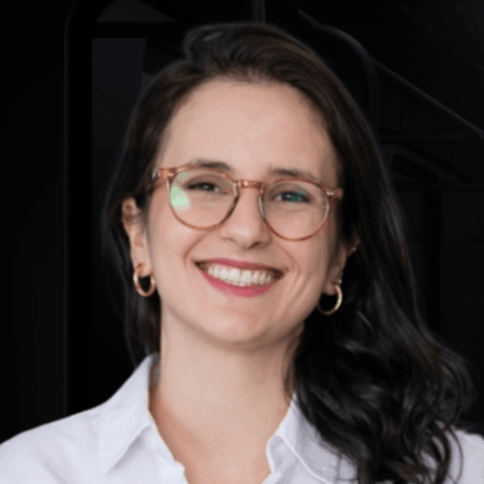 GIOVANNA PIERONI é professora de Inteligência Artificial e Tecnologias Emergentes e mentora do grupo de estudos de Inteligência Artificial em Relações Públicas na Faculdade Cásper Líbero em parceria com o CORERP. Consultora e sócia-diretora em Tech&IA, área dedicada a tecnologia e inovação dentro da FSB Holding, maior holding de comunicação da América Latina. Publicitária pelo Mackenzie, com MBA em Business Intelligence e Analytics e especialização em produtos de IA pelo MIT. Atualmente integra o núcleo de pós-graduandos da especialização em IA generativa do CEIA, Centro de Excelência em IA da UFG.