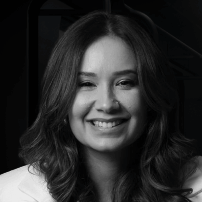MEL QUESADA é uma renomada profissional do mercado publicitário brasileiro, atualmente atuando como Head de Mídia na AlmapBBDO.Com mais de 17 anos de experiência na área de comunicação, ela se destaca por conectar dados, criatividade e inovação tecnológica para gerar resultados de negócios. Ao longo de sua carreira, acumulou passagens por grandes agências e veículos de comunicação de prestígio, incluindo a Africa, Wunderman Thompson e a Globo (TV TEM).Principais Destaques Profissionais:Formação e Especialização: É graduada em Comunicação e possui MBA em Marketing pela ESPM (Escola Superior de Propaganda e Marketing), além de especializações focadas em liderança e transformação digital.Atuação no Mercado: É reconhecida no ecossistema publicitário e frequentemente convidada para comitês importantes da indústria, tendo integrado o júri do Effie Awards Brasil (edições de 2025 e 2026), uma das premiações de marketing e eficácia mais prestigiadas do setor.Presença Digital: Compartilha insights sobre o mercado de publicidade, retail media e inovação em seu perfil profissional no Linkedin
