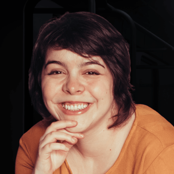 MIRIAM CASTRO é a Mikannn, jornalista e fã de cultura pop. Filmes, séries, videogames, animes, livros e todo o entretenimento que pode ser considerado geek ou nerd são pauta para seu canal no YouTube, criado em 2015 para comentar suas séries favoritas sem se preocupar com spoilers nas redes sociais. Hoje, reúne mais de 600 mil inscritos apenas nessa plataforma. Mikannn também aborda lançamentos e clássicos com uma abordagem aprofundada. Seja apresentando momentos importantes da história da animação ou discutindo tropos narrativos de estreias do cinema, o objetivo é desenvolver um olhar crítico sobre as obras, sem deixar de lado a diversão. Entre seus projetos especiais, estão coberturas ao vivo de grandes premiações, como Oscar e Emmy, além de discussões semanais sobre os principais lançamentos da TV. Sua série de vídeos Autópsia Game of Thrones foi vencedora do Rio Webfest 2021. Além do digital, Míriam também ocupa espaços presenciais de diálogo e curadoria, como nas sessões-debate do Belas Artes Frei Caneca, nas quais apresenta a exibição comentada de clássicos das animações como A Viagem de Chihiro. Realiza palestras, entrevistas e coberturas especiais de eventos, sempre trazendo um olhar especial.