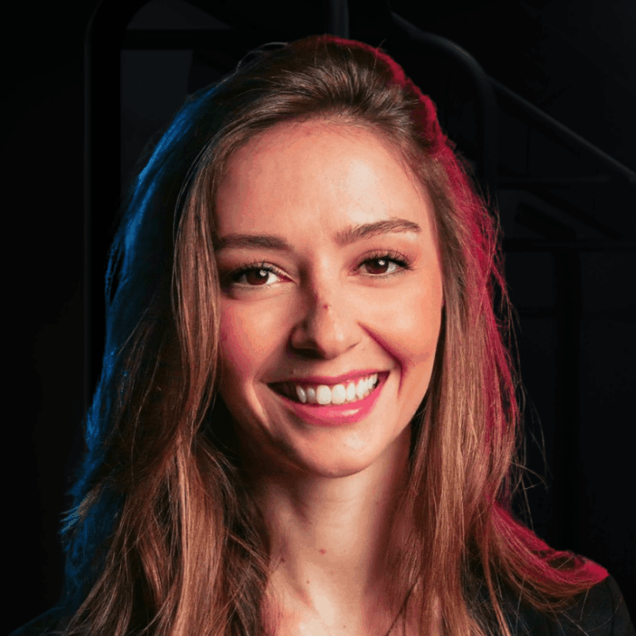 MONIQUE STELLA TICIANELLI é Agency Partner Manager no TikTok com 18 anos de experiência no mercado de comunicação, tecnologia e inovação. Com passagens por empresas como Google, Waze e agências de publicidade, é especialista em impulsionar o crescimento de negócios por meio da interseção entre Creator Economy, dados e Brand Experience. Minha atuação conecta inteligência artificial, compromisso ESG e o talento humano para transformar tendências em estratégias com alma e impacto real no futuro do ecossistema de mídias.