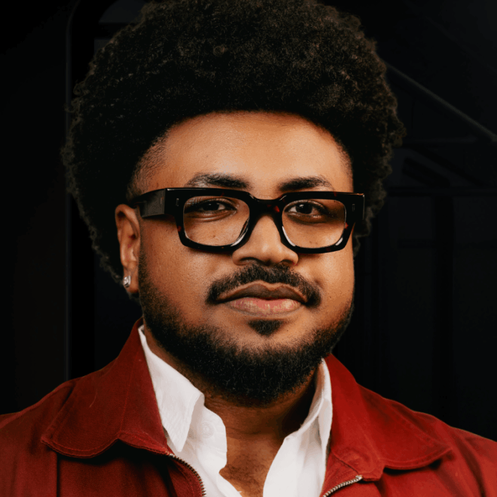 RICARDO SILVESTRE é empresário, publicitário e uma das principais vozes da indústria de influência no Brasil. Fundador da Black Influence e CEO da ERA, atua na interseção entre cultura, creator economy e negócios, construindo estratégias que transformam influência em valor, reputação e patrimônio. Forbes Under 30, já foi reconhecido pela ONU entre as pessoas negras mais influentes do mundo e, em 2025, conquistou o Prêmio Caboré, tornando-se o mais jovem vencedor da premiação desde Washington Olivetto. Sua trajetória o consolidou como uma das lideranças que vêm ajudando a transformar a creator economy e a ampliar novas narrativas na indústria criativa brasileira. Também está entre os profissionais de influência mais admirados do país e integra a lista dos 30 profissionais mais influentes da comunicação e do marketing no Brasil. Foi jurado do Cannes Lions e participa dos principais debates sobre o futuro da publicidade, da cultura e da economia dos criadores.