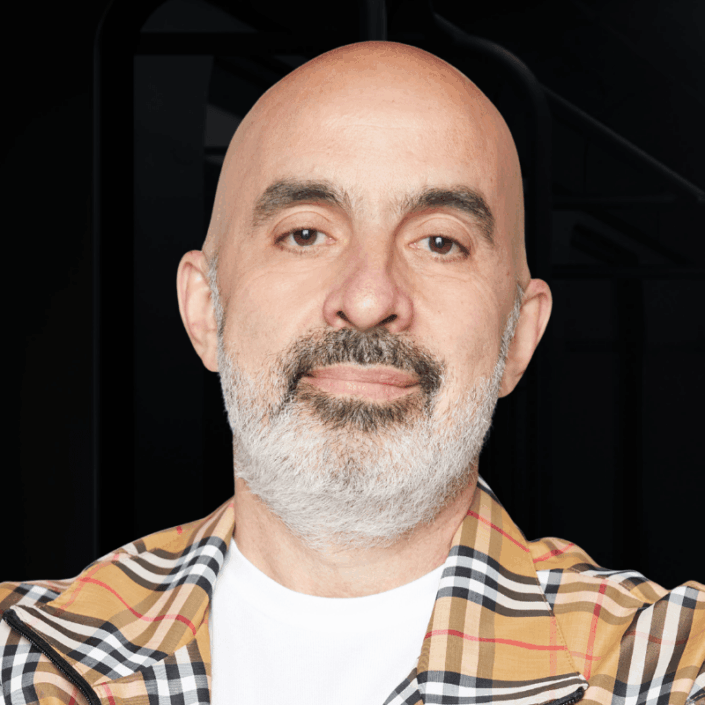 SCAPPINI é sócio-fundador da Mynd, a maior especialista em marketing de influência e entretenimento da América Latina. Também é sócio da Billboard Brasil e da Pop Creator, uma “one stop shop” focada no agenciamento de criadores de conteúdo de diferentes plataformas. Publicitário e empresário, passou por multinacionais de telecom, varejo, serviços, educação e publishing, sempre de olho em comportamento, cultura e no que vem depois. Hoje, é uma das vozes mais ativas quando o assunto é creator economy, influência, branding e inovação na comunicação. Top Voice no LinkedIn, acompanha de perto como o consumidor muda, como o entretenimento evolui e como marcas, creators e audiência se conectam, ou deixam de se conectar. Defende o uso ético da tecnologia e está sempre aprendendo, na prática, testando, errando e ajustando. Na carreira, já liderou projetos de lançamento, reposicionamento e expansão de marcas pela América Latina, além de desenvolver estratégias de negócios, comunicação e parcerias para grandes empresas. No dia a dia, mistura visão estratégica com construção de comunidade, relacionamento e gestão de talentos. Está sempre em eventos de marketing, inovação e creator economy, e também atua como conselheiro da ABAP, membro do GT Digital do CONAR e mentor social da SoulCode Academy. Fora do trabalho, é casado com a profissional de marketing Florence Scappini e pai orgulhoso do Luca que manteve a tradição de torcer com emoção pelo Corinthians.